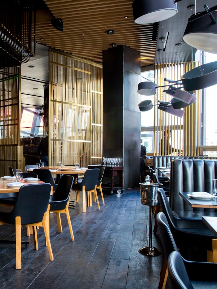 Gäste an Tischen im Gastraum