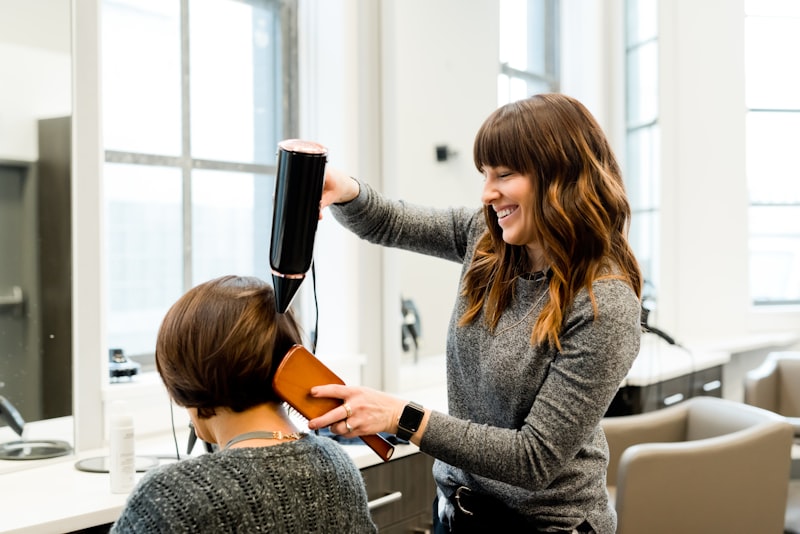 Stylistin föhnt Haare