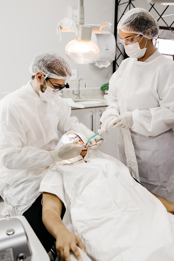 Behandlerin mit Instrumenten