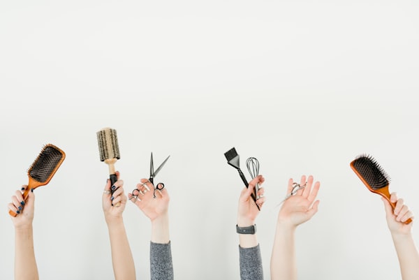 Haarbürste in der Hand