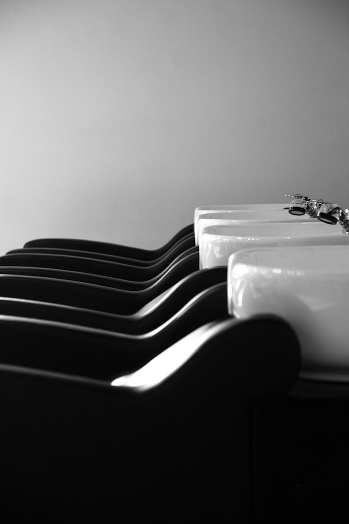 Reihe von Waschbecken im Salon