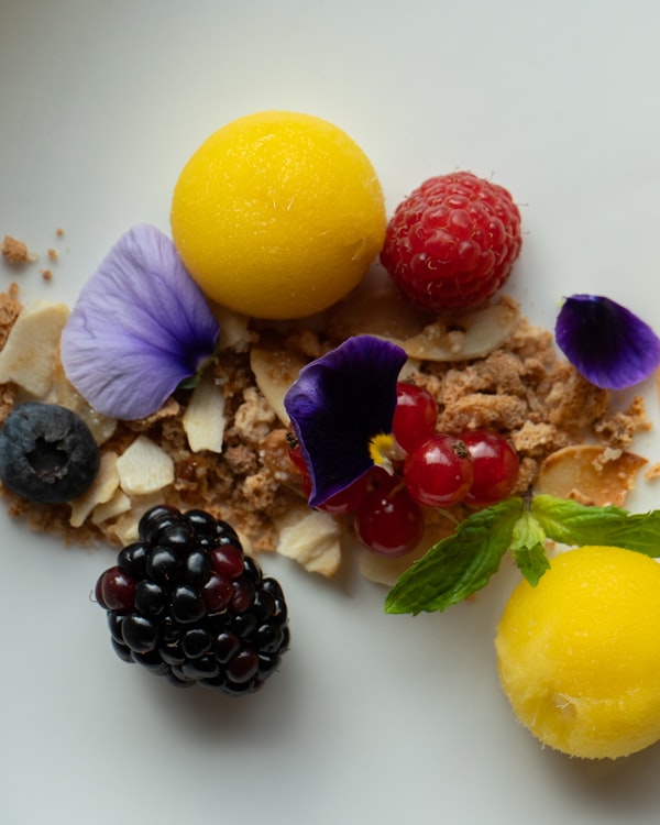 Dessert mit Früchten und Eis